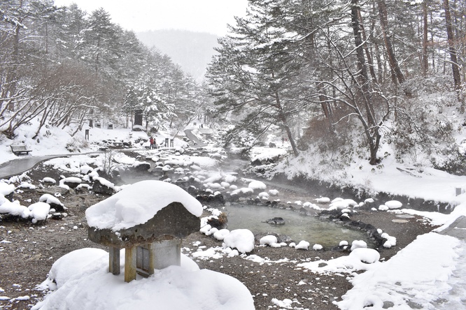 雪の草津温泉_西の河原公園と湯煙