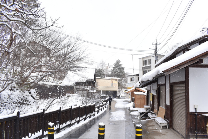 雪の草津温泉_西の河原公園から眺める温泉街