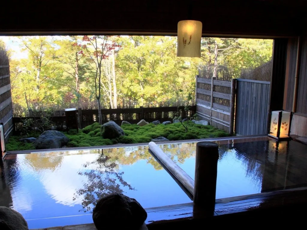 草津温泉で人気のオススメ高級旅館ランキング_木の葉・季の庭-露天風呂